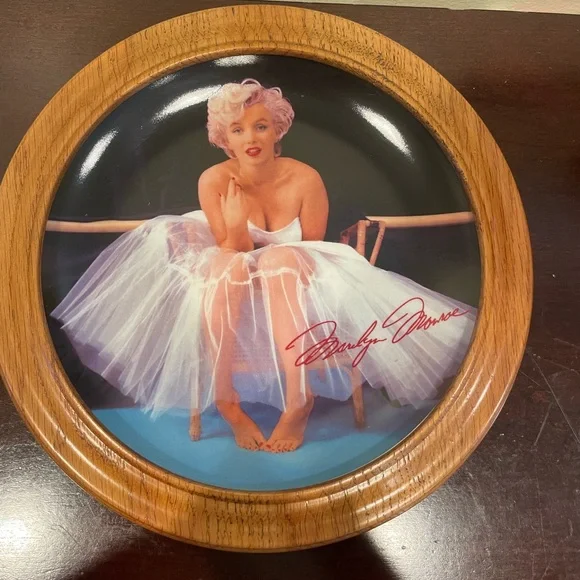 Marilyn Monroe Vintage Decorative Plate with Wooden Frame - Picture 1 of 12